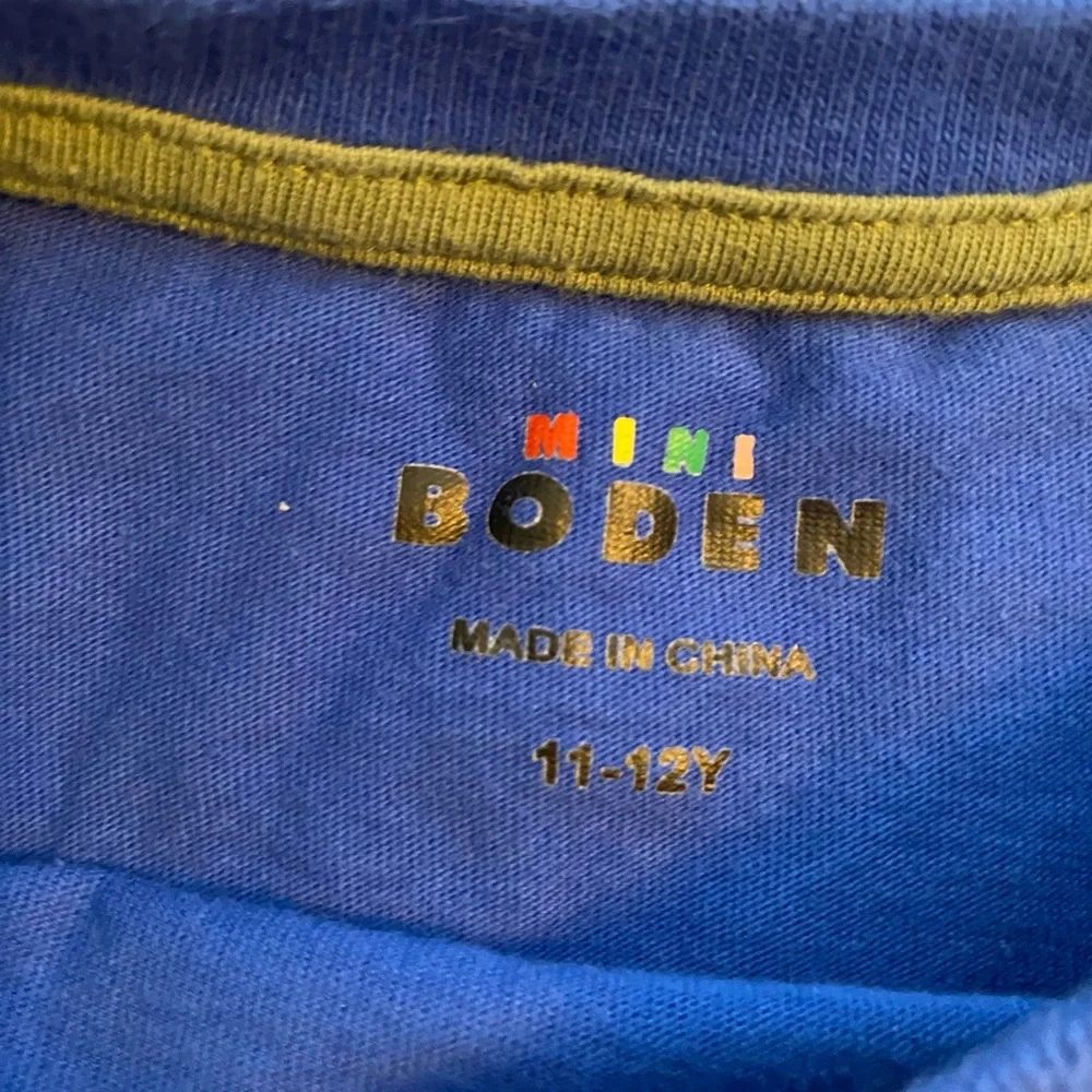 Mini Boden Blue Tee with Ant Design size 11-12 in Good Pre-Owned Condition - Picture 3 of 3